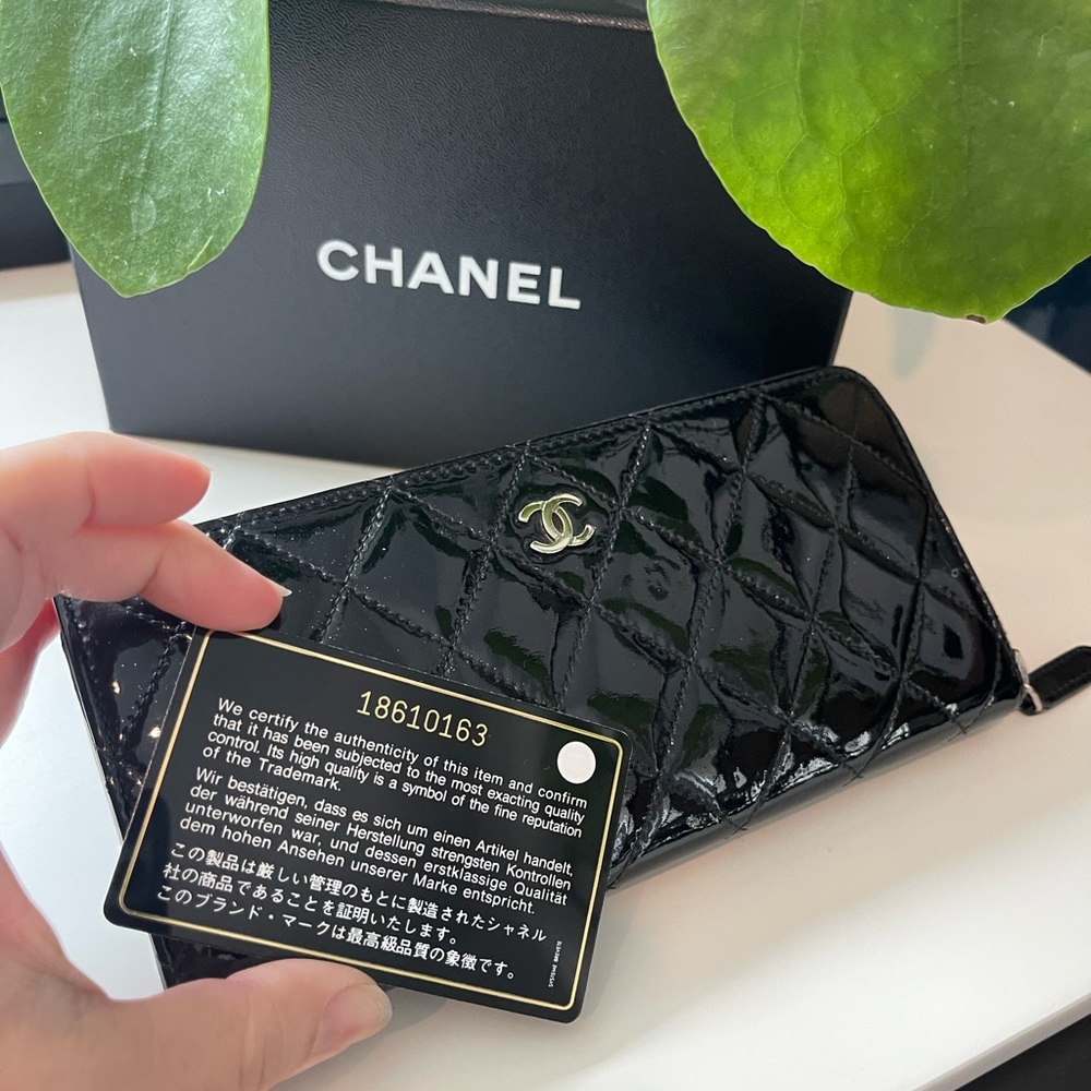 Chanel Timeless/Classique black patent leather wallet - Picture 5 of 8